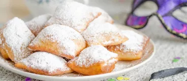 Des beignets enrobés de sucre glace