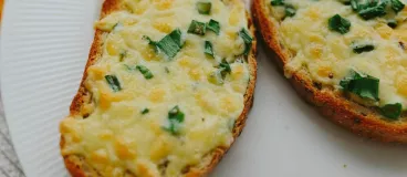 Des tartines de fondue de poireaux au fromage 