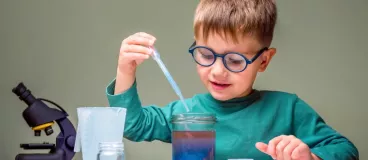 Un petit garçon fait une expérience scientifique