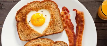 Des toasts avec des œufs sur le plat en forme de coeur