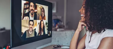 Une femme devant un ordinateur