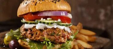 Burger de bœuf et courgettes grillées, tomates confites avec Amora ®