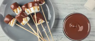 Des brochettes de guimauves grillées au chocolat fondu