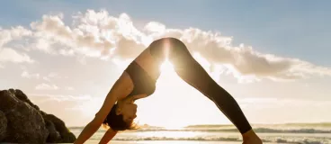 Yoga à la plage : des postures pour chaque moment de la journée 