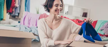 Une femme dans une boutique de seconde main