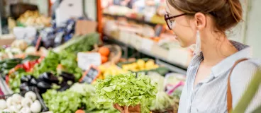 Une femme qui fait son marché