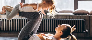 Une femme et sa fille qui font du yoga