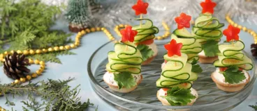 Canapé sapins de Noël, ricotta, concombre et poivron rouge