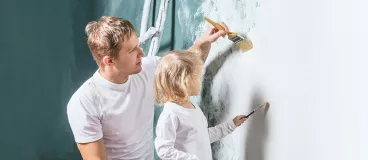 Un père et un fils bricolent ensemble