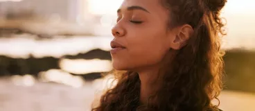 Méditation : les meilleures techniques Séance de méditation à la maison pour une jeune femme et son chat