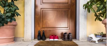 Ces gestes qu’on fait tous (mais qui sont un peu ou très sales…) Chaussures sur un paillasson
