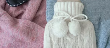 DIY : une bouillotte express une femme se réchauffe