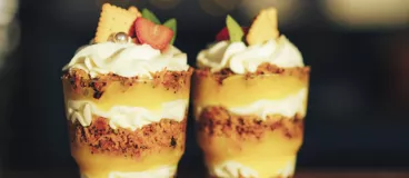 Des verrines de fruits, biscuits et chantilly 