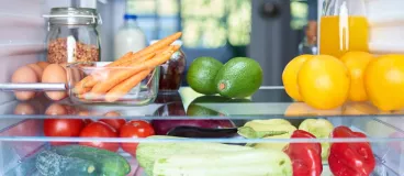 Des légumes dans un frigo