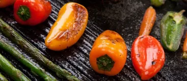 5 recettes de Pierrade® conviviales et gourmandes De la viande et des légumes grillés sur une Pierrade®