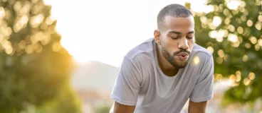 Un homme respire profondément 