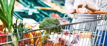 Une femme fait des courses