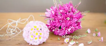 Deux boules de fleurs à suspendre