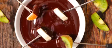 Des fruits trempés dans du chocolat