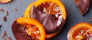 Des orangettes sur un fond ardoise
