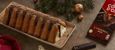 Une buche de noël posée sur une plateau