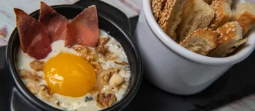 Œufs cocotte crémeux au Philadelphia et chips de bacon