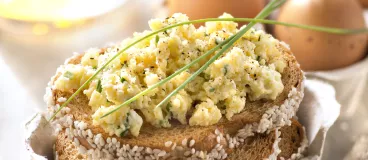 Tartine oeufs brouillés, feta et ciboulette avec Pelletier®