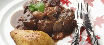 Bourguignon au chocolat poivré et aux poires rôties