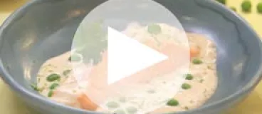 Pavé de saumon à la vapeur et émulsion de lait de coco infusée à la feuille de bergamote