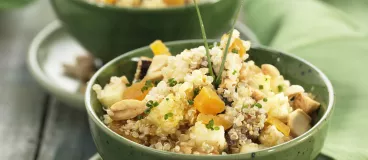 Salade de quinoa, fruits frais et secs