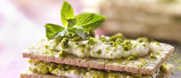 Mille-feuille de Cracotte®, faisselle au miel et pistaches