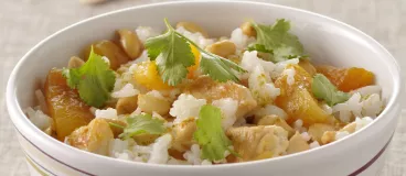 Salade de riz, poulet curry et abricots secs