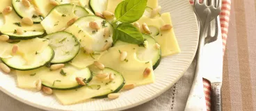 Carpaccio de courgettes au gruyère et aux pignons de pin