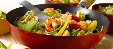 Wok de crevettes aux nouilles et aux légumes avec Knorr®
