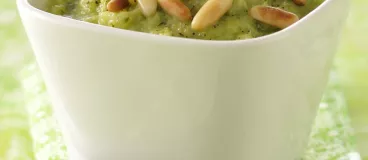 Mousse de courgettes au pesto et aux pignons