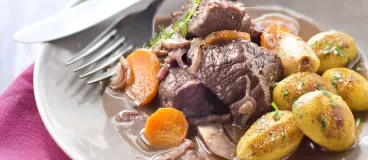 Bœuf bourguignon, pommes rissolées à l’ail 
