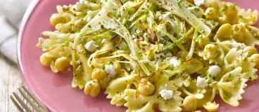 Farfalle aux pois chiches, ricotta, oignons tiges et pesto