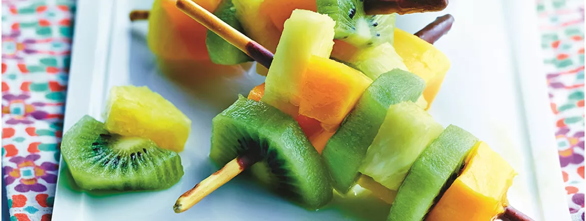 Fruits en brochette pour fondue de chocolat pour fondue de chocolat avec les biscuits Mikado® chocolat Daim® Brochettes aux fruits et fondue de chocolat avec Mikado® Daim
