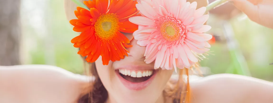 Une femme avec des fleurs pour célébrer le printemps.