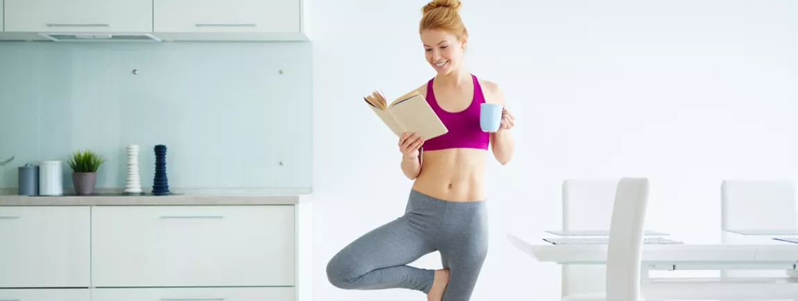 Une femme s'est levée tôt le matin pour lire, faire du sport, et profiter de moments rien qu'à elle.