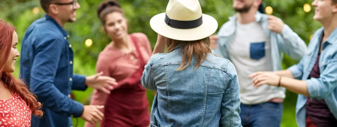 Pour une Fête de la Musique différente Un groupe d’amis danse dans un jardin