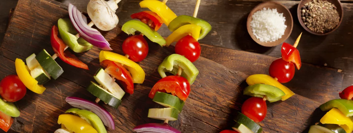 Brochettes de petits légumes au satay Brochettes de petits légumes au satay