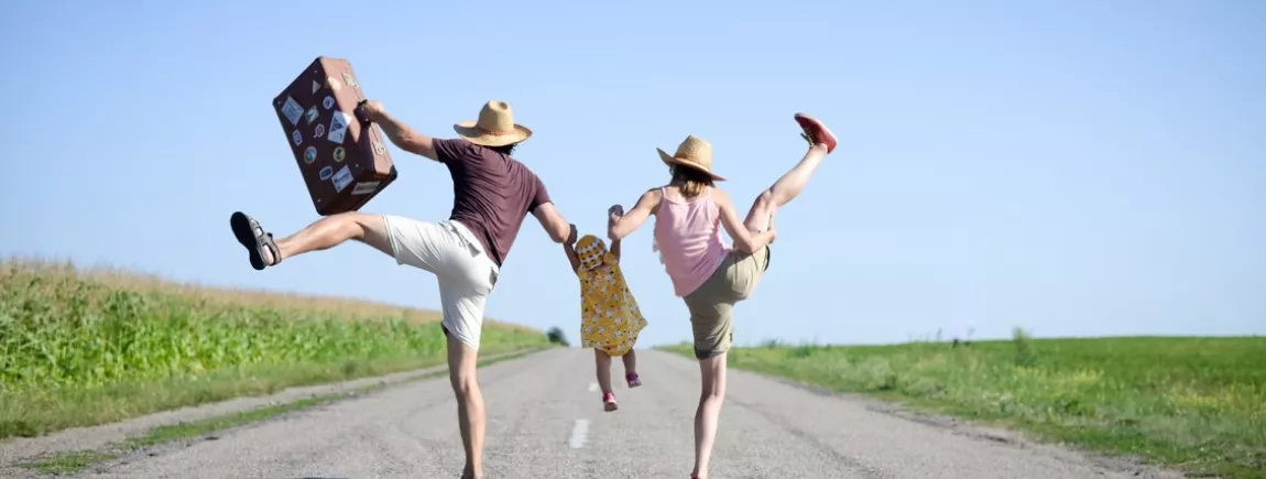 Une famille fait des acrobaties sur la route des vacances