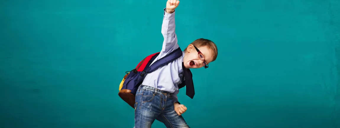 Un écolier prend la pause le jour de la rentrée scolaire.