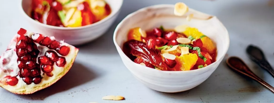 Salade d’agrumes et de dattes avec des amandes effilées 