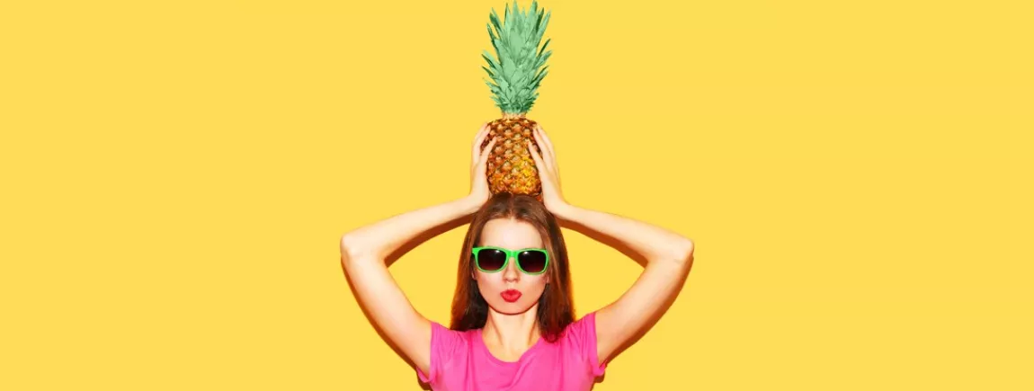 Une femme avec un ananas sur la tête