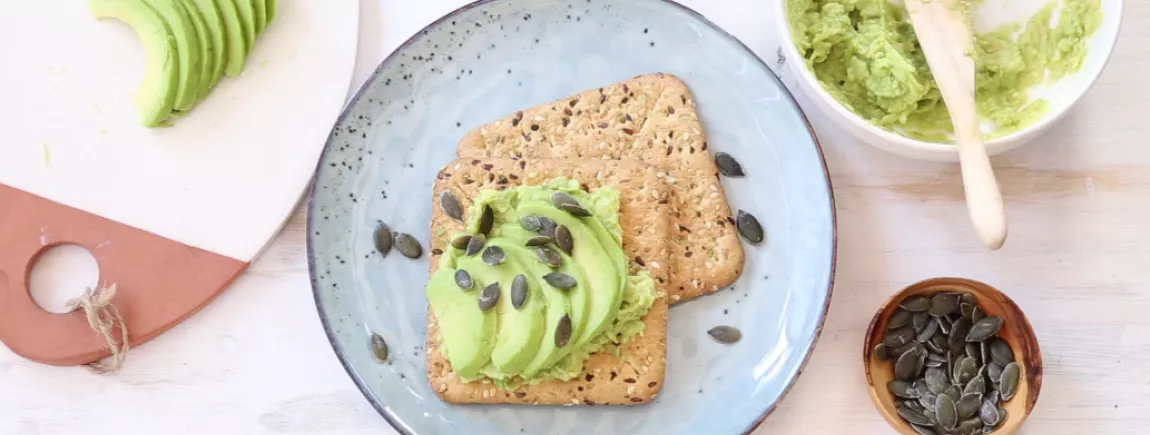 La recette onctueuse d’Annelyse avec les crackers Heudebert® Multi Graines La recette facile de tartine à l’avocat pour le petit déjeuner imaginée par Annelyse avec Heudebert crackers Multi graines