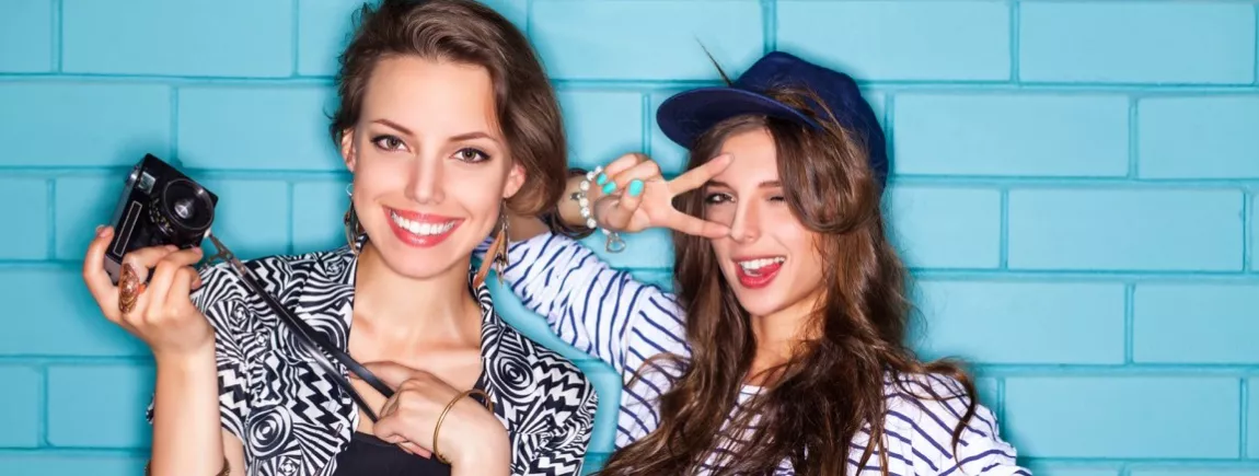 Ados : 5 expressions que vous comprendrez de travers Deux copines posent ensemble