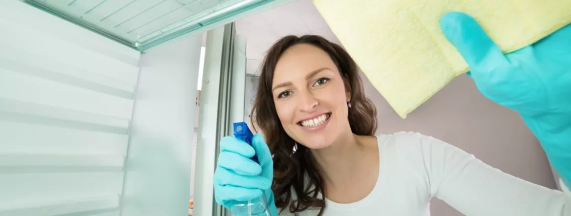 La chasse aux bactéries est ouverte ! Une femme nettoie l’intérieur de son frigo