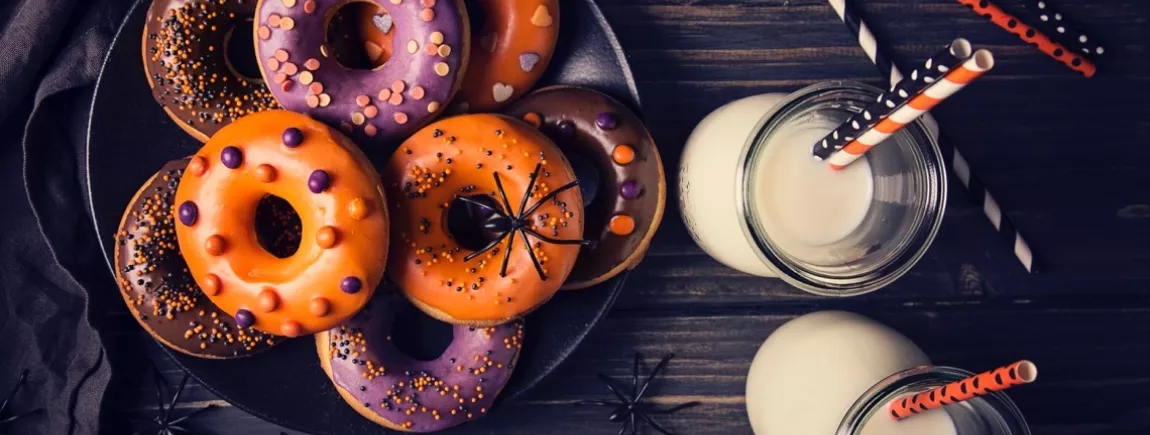 Des donuts au chocolat avec une décoration d’Halloween